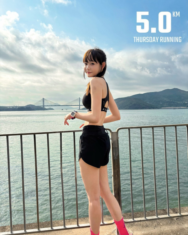 前女團隊長旅行曬泳照派福利 獲讚「禾稈冚珍珠」!迷人馬甲線極吸睛