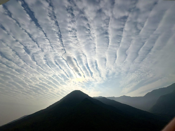 東涌罕見「天國的階梯」天文台解構浪漫波狀雲