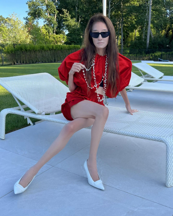 75歲Vera Wang「無P生圖」震撼曝光！紙片人身形嚇窒網民：行走的骷髏！