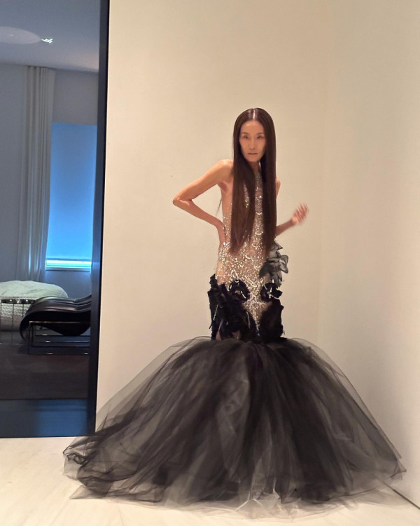 75歲Vera Wang「無P生圖」震撼曝光！紙片人身形嚇窒網民：行走的骷髏！