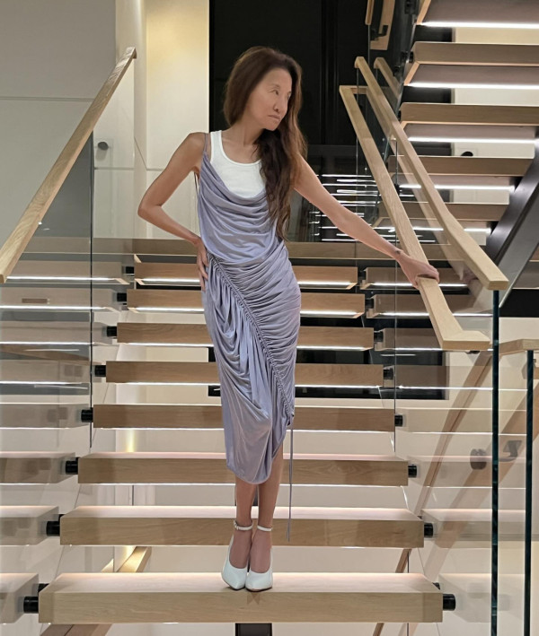 75歲Vera Wang「無P生圖」震撼曝光！紙片人身形嚇窒網民：行走的骷髏！