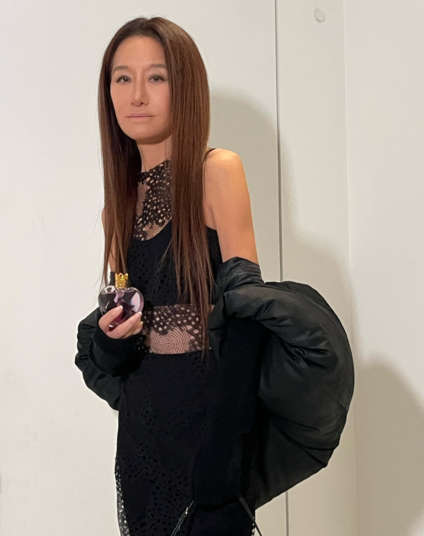 75歲Vera Wang「無P生圖」震撼曝光！紙片人身形嚇窒網民：行走的骷髏！