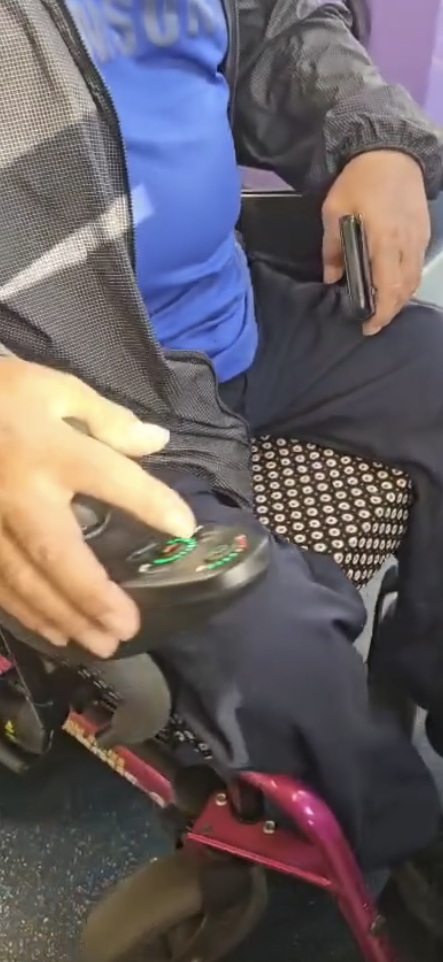 從影片見到，當時電動輪椅伯伯坐著電動輪椅正在準備落車。圖片來源：FB@屯門友