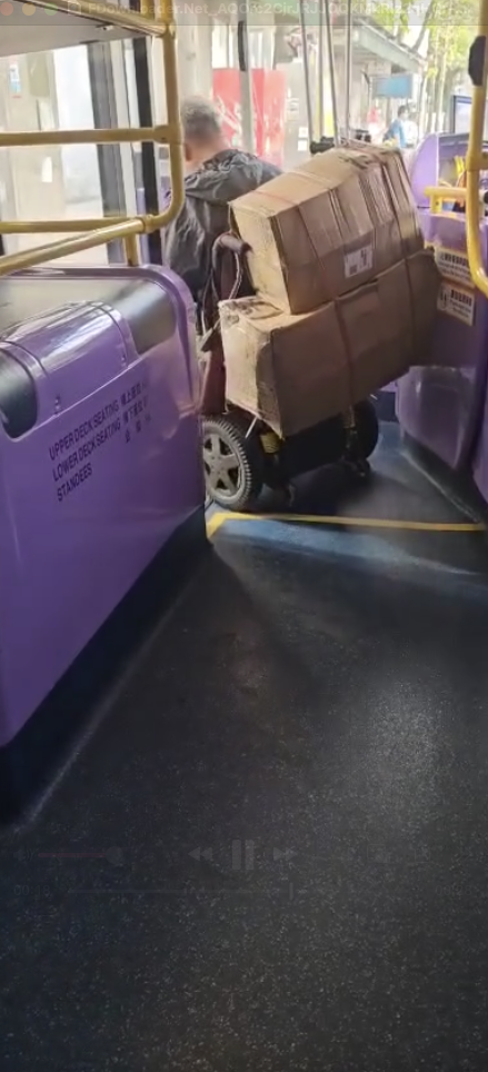 伯伯在城巴車長的協助下，經巴士前門下車。圖片來源：FB@屯門友