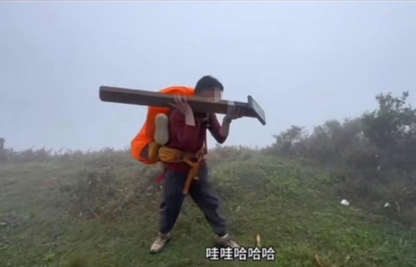 內地客拍片搬走麥理浩徑標距柱 小紅書網民勸自首道歉 事主反擊：問心無愧