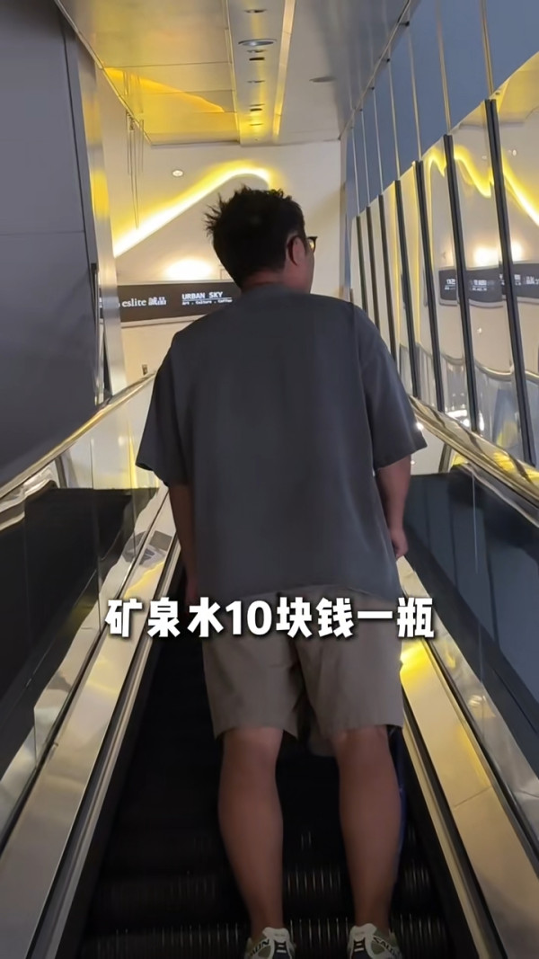 內地客遊港搭的士因1事被收多00 司機駕車離去且不承認 提醒旅客注意「消費陷阱」 