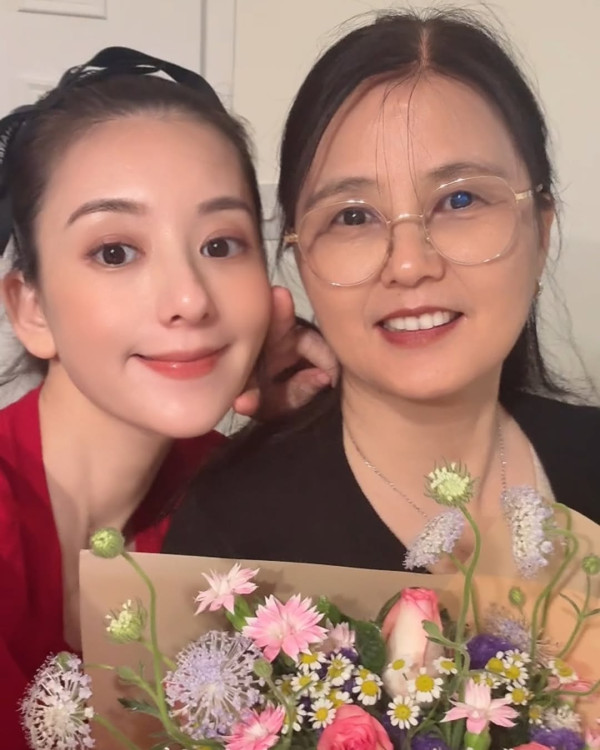 方媛慶祝母親節肚凸凸孕味濃疑湊「好」字？外母極罕現身原來細郭富城4年！