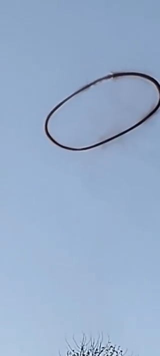 美國小鎮天空驚現神秘巨型黑圈  極詭異惹網民熱議 非首次出現專家解釋真相 