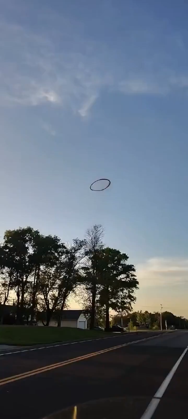 美國小鎮天空驚現神秘巨型黑圈  極詭異惹網民熱議 非首次出現專家解釋真相 