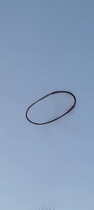 美國小鎮天空驚現神秘巨型黑圈  極詭異惹網民熱議 非首次出現專家解釋真相 