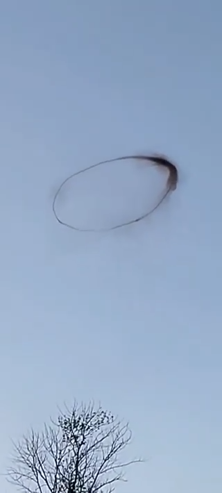 美國小鎮天空驚現神秘巨型黑圈  極詭異惹網民熱議 非首次出現專家解釋真相 