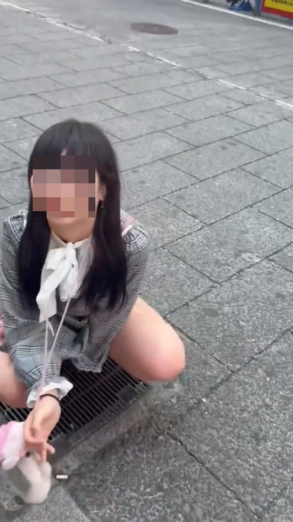 少女日本街頭當眾便溺 後續再用裙子擦拭 網民質疑國籍 200萬人譁然！ 