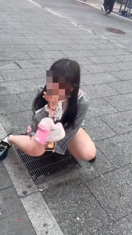 少女日本街頭當眾便溺 後續再用裙子擦拭 網民質疑國籍 200萬人譁然！ 