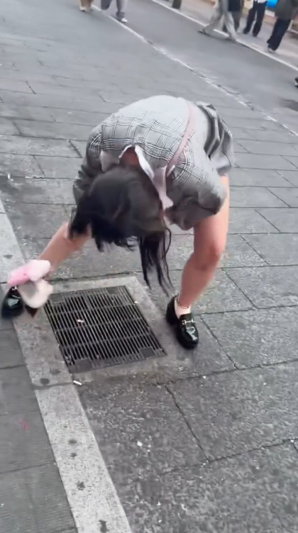 少女日本街頭當眾便溺 後續再用裙子擦拭 網民質疑國籍 200萬人譁然！ 