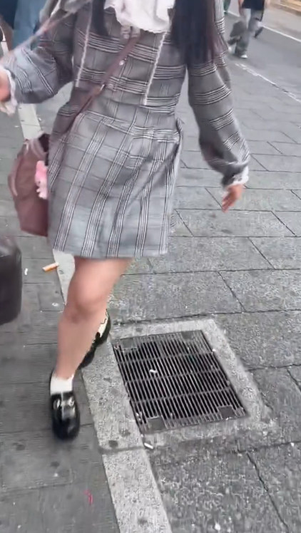 少女日本街頭當眾便溺 後續再用裙子擦拭 網民質疑國籍 200萬人譁然！ 
