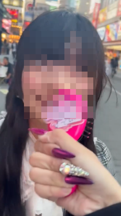 少女日本街頭當眾便溺 後續再用裙子擦拭 網民質疑國籍 200萬人譁然！ 