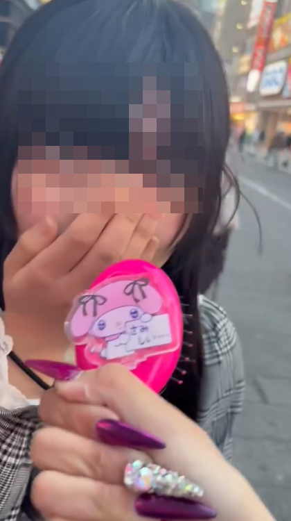 少女日本街頭當眾便溺 後續再用裙子擦拭 網民質疑國籍 200萬人譁然！ 