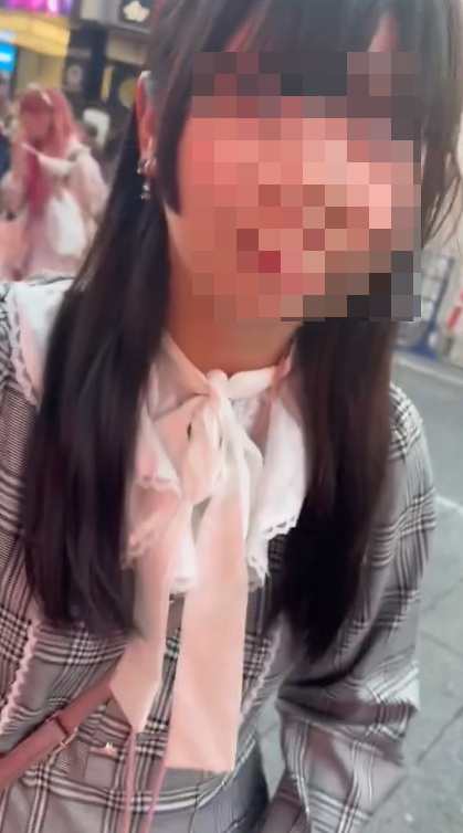 少女日本街頭當眾便溺 後續再用裙子擦拭 網民質疑國籍 200萬人譁然！ 