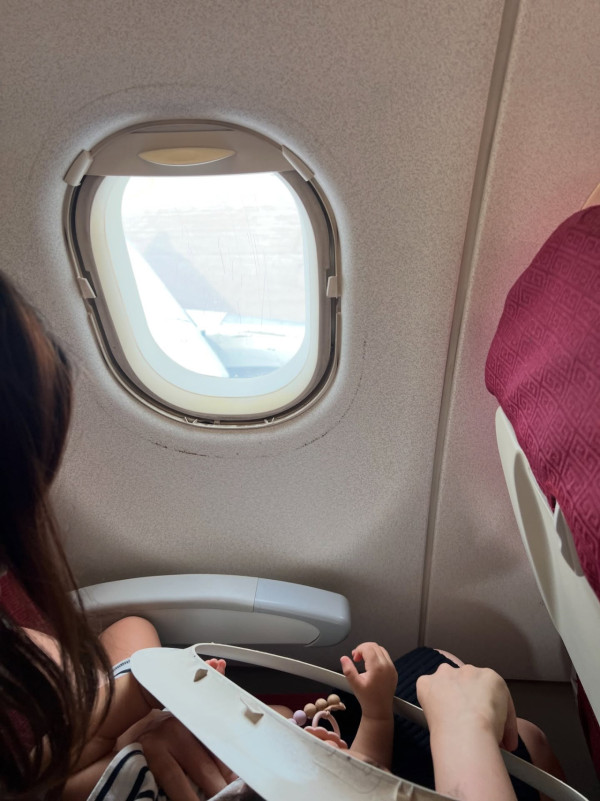 港爸分享BB囡整爛飛機窗框 「自首」後獲空姐暖心處理 網友反問：點解咁易爛？ 