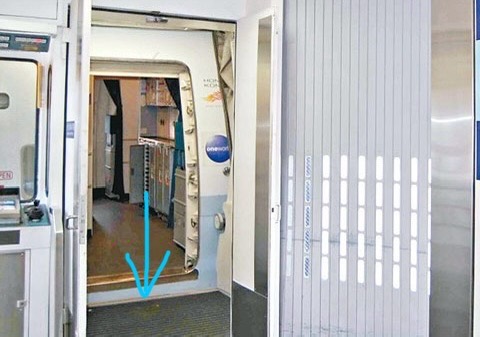 港男跌護照落登機橋與飛機之間罅隙 空姐5分鐘內神救援 網友：對條罅勁有陰影 