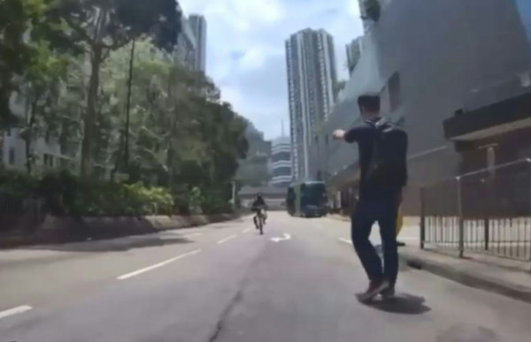 車cam直擊｜外賣員騎電動單車遭警截停 掉頭逃走被拉跌拘捕 網民大讚：勿助長電動車