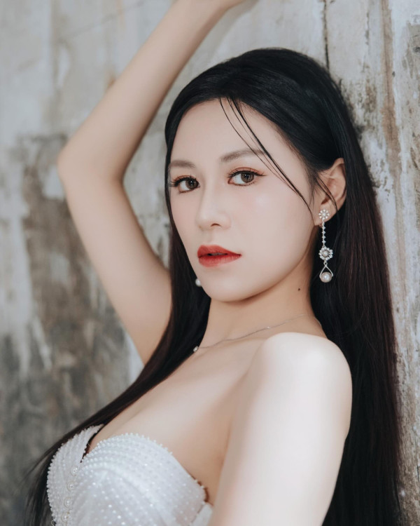 29歲TVB上位小花突晒婚紗照正式封盤？谷胸晒事業線高調宣佈：結婚了