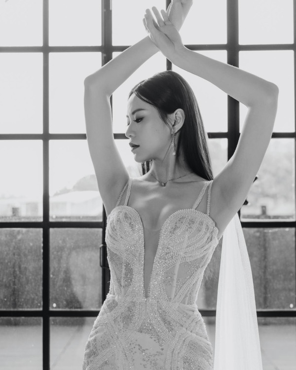 29歲TVB上位小花突晒婚紗照正式封盤？谷胸晒事業線高調宣佈：結婚了