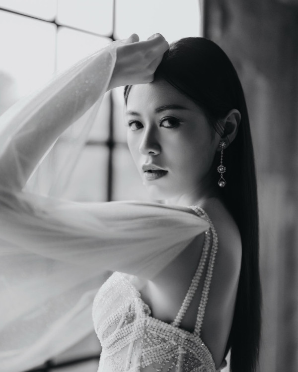 29歲TVB上位小花突晒婚紗照正式封盤？谷胸晒事業線高調宣佈：結婚了