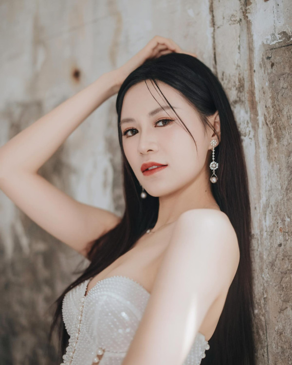 29歲TVB上位小花突晒婚紗照正式封盤？谷胸晒事業線高調宣佈：結婚了