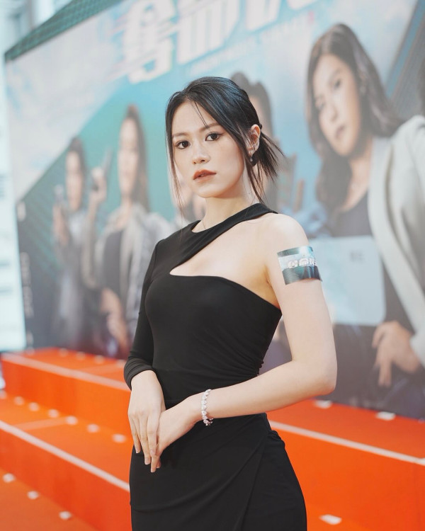 29歲TVB上位小花突晒婚紗照正式封盤？谷胸晒事業線高調宣佈：結婚了