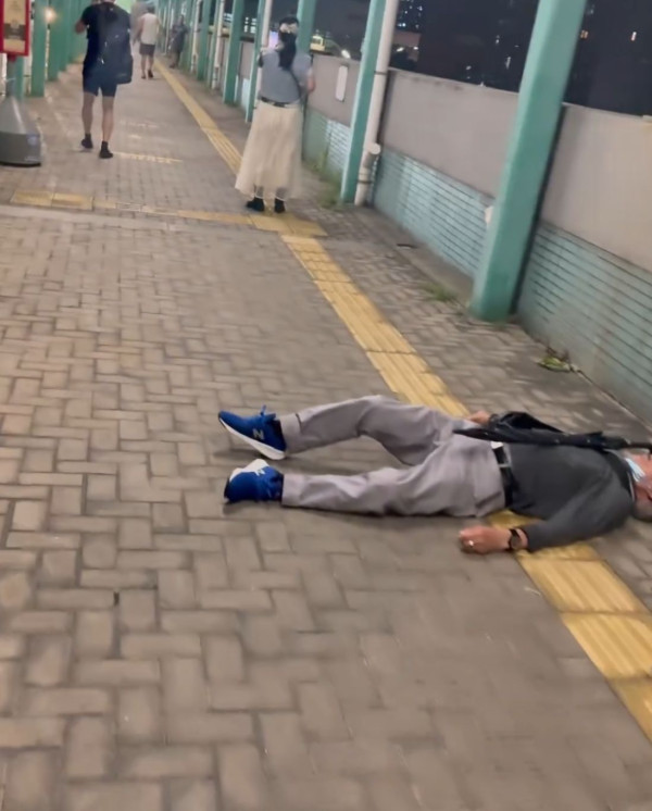 何伯「七街瞓」當眾躺平疑做「碰瓷黨」 最新片段瘋傳揭何太離婚其實係煙幕？