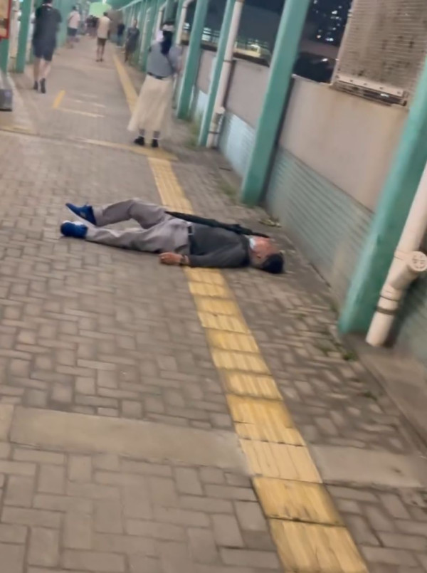 何伯「七街瞓」當眾躺平疑做「碰瓷黨」 最新片段瘋傳揭何太離婚其實係煙幕？