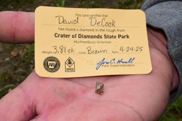 美國必去景點鑽石坑州立公園！常客拾3.81卡巨鑽價值驚人！遊客付入場費即可尋寶 