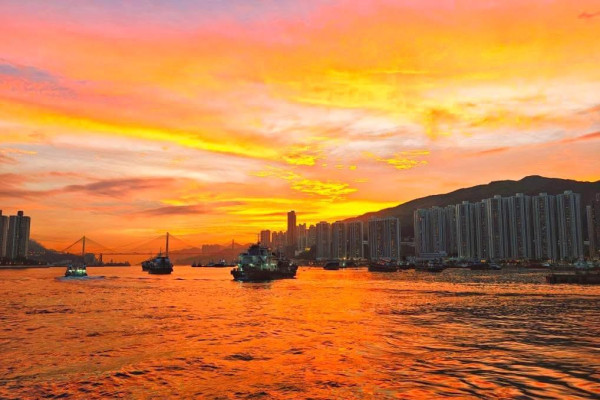 維港上空現絢麗「火燒雲」晚霞背後揭示1種自然現象？
