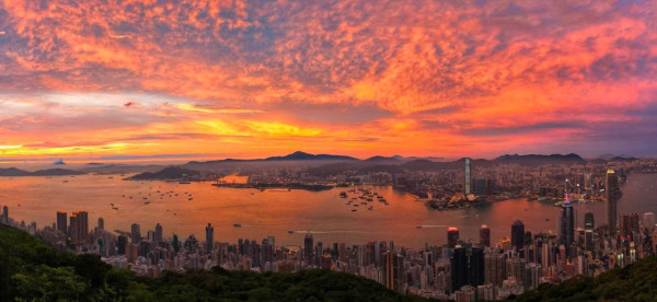 維港上空現絢麗「火燒雲」晚霞背後揭示1種自然現象？