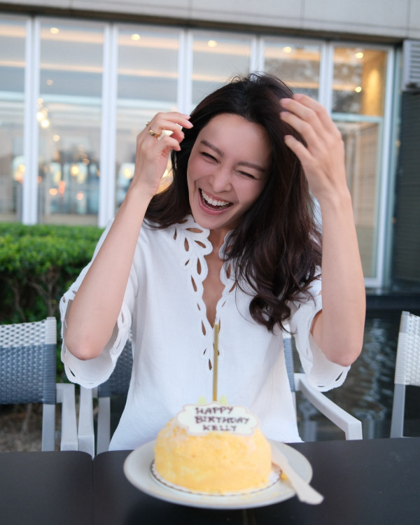 張曦雯35歲生日得意忘形洩春光胸形畢露 中門大開不慎露出超低胸極搶眼