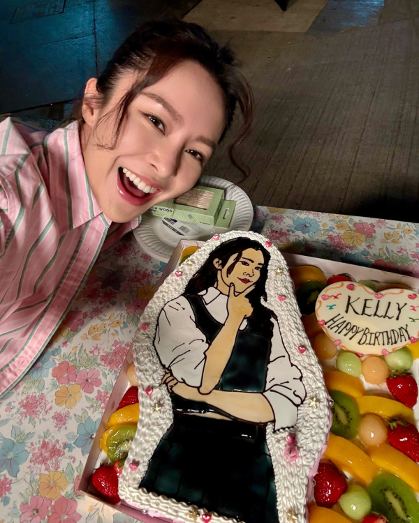 張曦雯35歲生日得意忘形洩春光胸形畢露 中門大開不慎露出超低胸極搶眼
