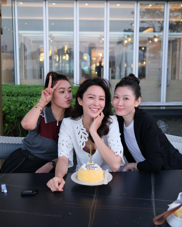 張曦雯35歲生日得意忘形洩春光胸形畢露 中門大開不慎露出超低胸極搶眼