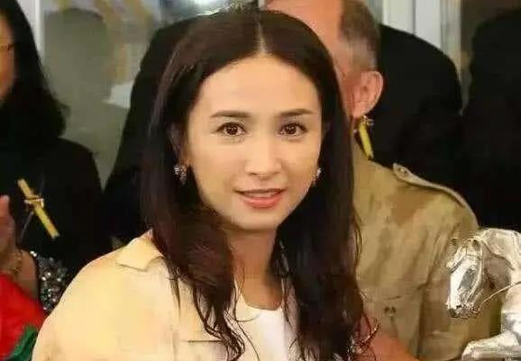 史上最凍齡港姐亞軍激罕露面近照曝光 獲激讚「防腐世一」與兒子似情侶