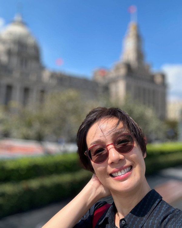 53歲江美儀離婚多年疑爆新戀情！與年薪千萬猛人公然行為親暱！曾自爆玩交友App識壯男