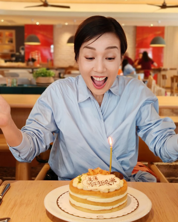 53歲江美儀離婚多年疑爆新戀情！與年薪千萬猛人公然行為親暱！曾自爆玩交友App識壯男