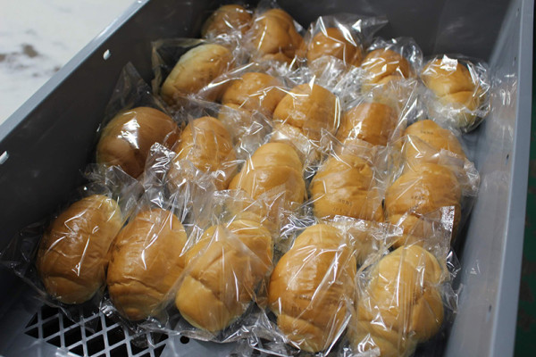 東京麵包店推190yen裝到飽放題 日夫婦1策略成功帶走17個戰利品！ 