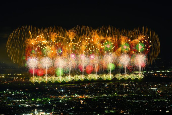 人生必看！日本長岡花火大會照亮黑夜  逾2萬發煙花爆足2小時 