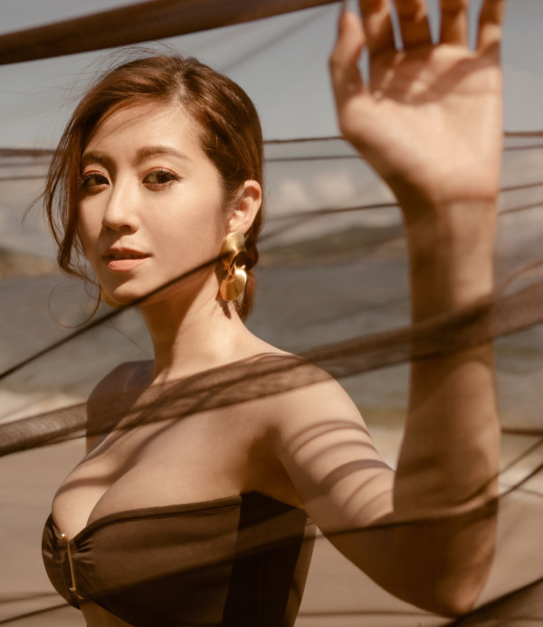 43歲陳自瑤深V紅裙中門大開震撼眼球 老公生日零祝福幾日後發文隔空贈興？