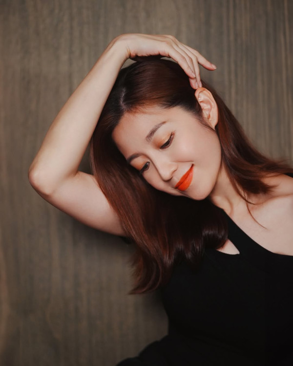 43歲陳自瑤深V紅裙中門大開震撼眼球 老公生日零祝福幾日後發文隔空贈興？