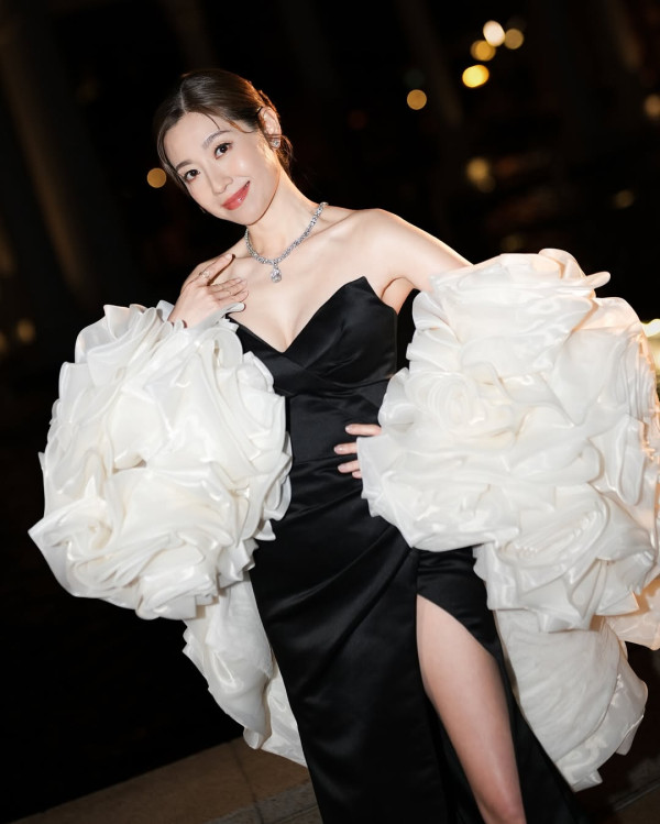陳自瑤首度獲頒最受歡迎女演員獎項 台上感言晒超流利普通話驚艷網民