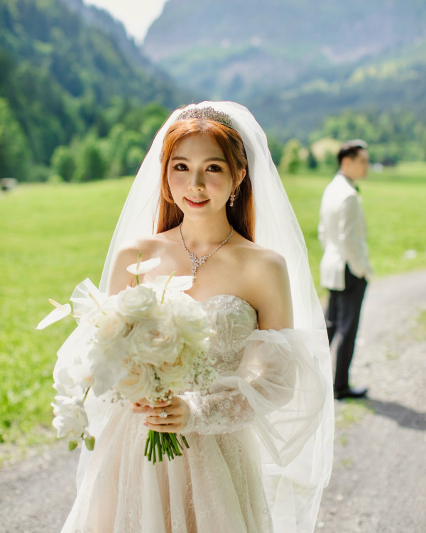 海兒港姐閨蜜公開深V內衣照震撼眼球 婚後性感大解放挑戰最火辣尺度
