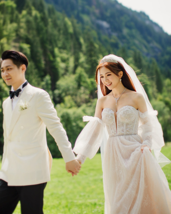 海兒港姐閨蜜公開深V內衣照震撼眼球 婚後性感大解放挑戰最火辣尺度