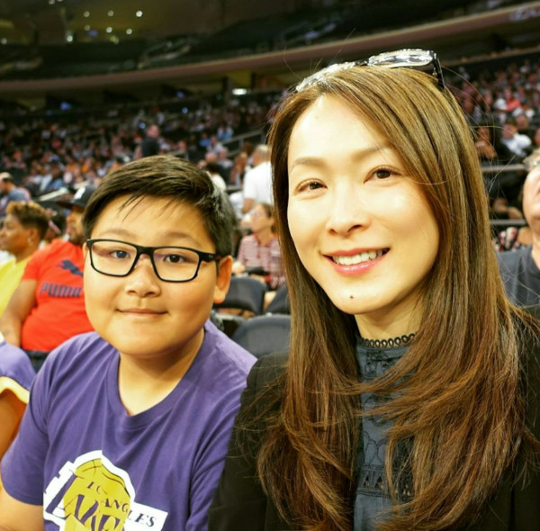 52歲童愛玲極罕曝光母子合照！22歲仔仔高大又靚仔棄讀法律赴美追逐NBA夢