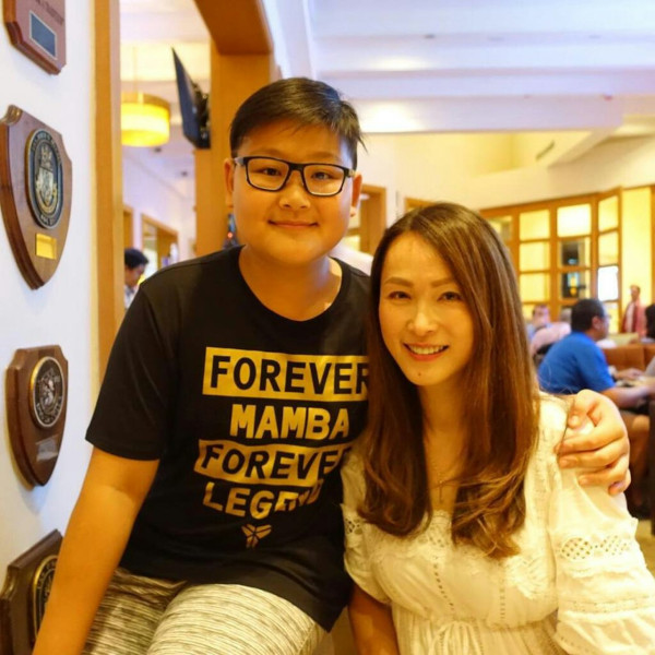 52歲童愛玲極罕曝光母子合照！22歲仔仔高大又靚仔棄讀法律赴美追逐NBA夢